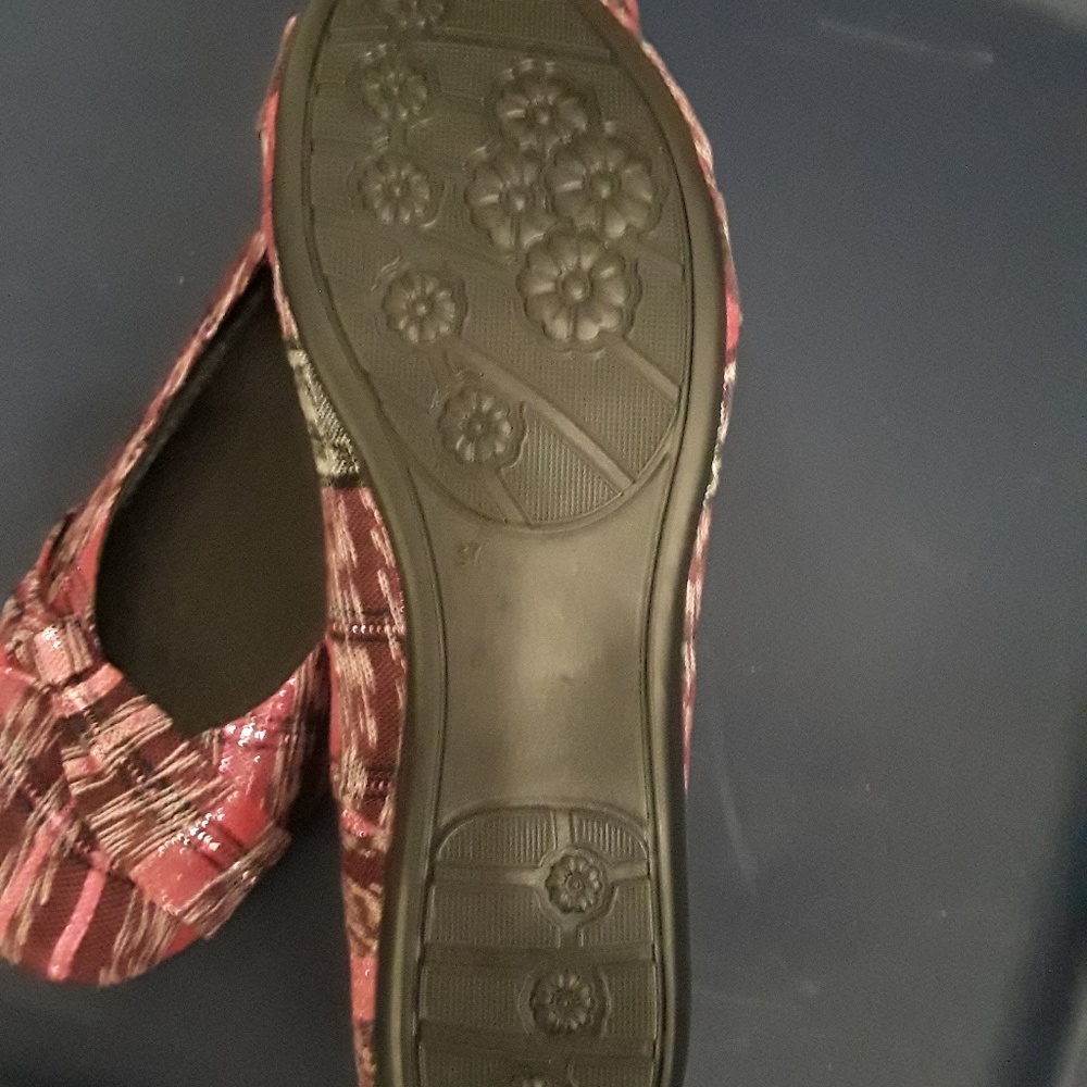 Handcrafted Flats - Picture 2 of 4